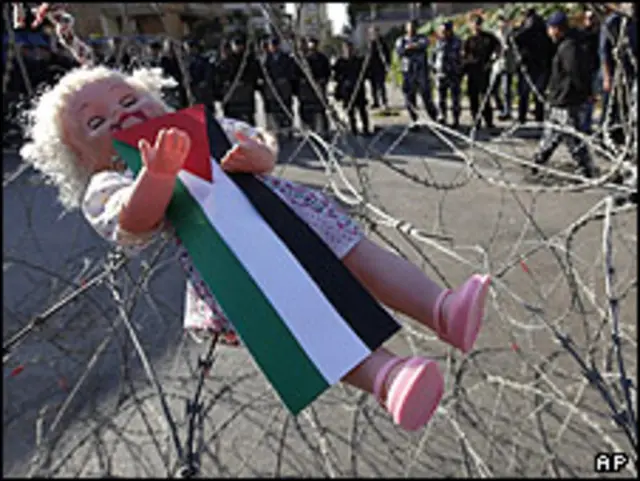 حملات اسرائیل با وجود اعتراض های بین المللی ادامه دارد. صحنه تظاهرات مقابل سفارت مصر در بیروت.