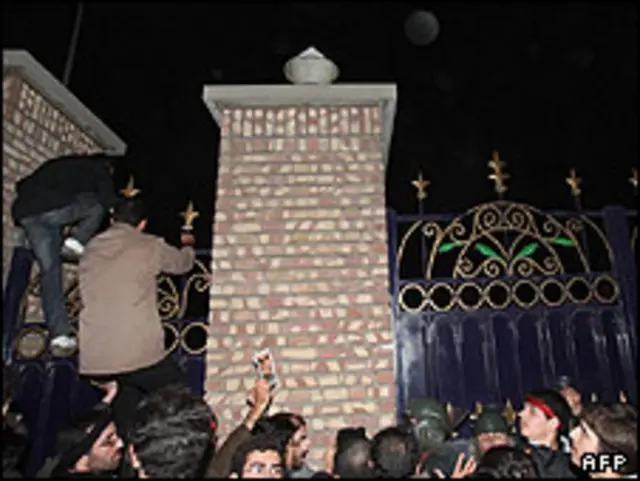 دانشجویان بسیجی باغ سفارت بریتانیا در تهران را برای مدت کوتاهی به تسخیر خود در آوردند