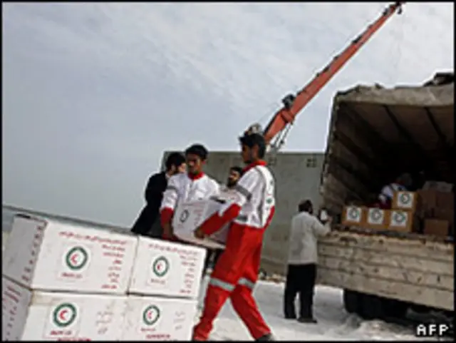 بارگیری کمکهای بشر دوستانه برای مردم غزه در بندر شهید رجایی