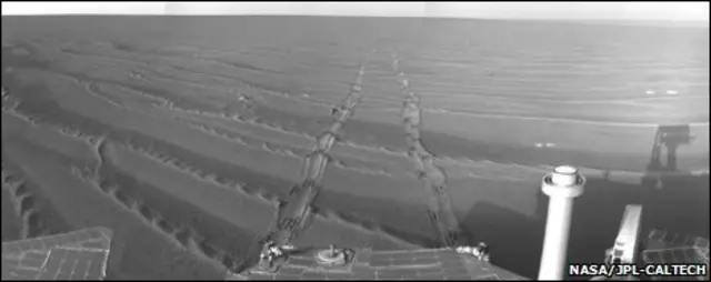 دو مریخ نورد کماکان به حرکت بر روی سطح خاکی مریخ ادامه می دهند