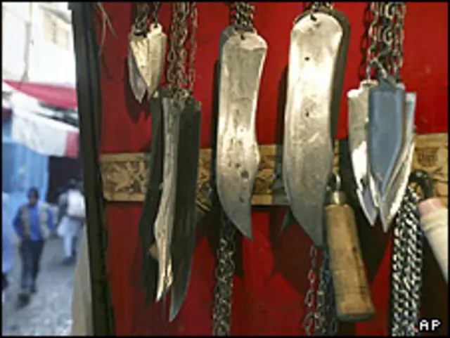 عزاداری شیعیان افغانستان با ادواتی متفاوت از ابزار عزاداری در ایران انجام می شود.