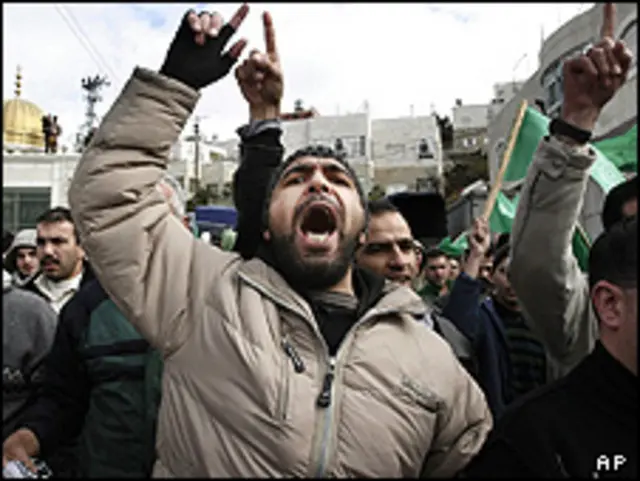 بسیاری معتقدند ناخشنودی از عملکرد محمود عباس در کرانه غربی رود اردن هم در حال افزایش است