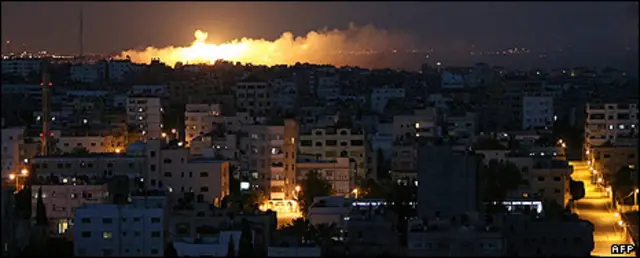 شهر غزه برای سیزدهمین شب متوالی از گزند حملات هوایی اسرائیل دور نماند