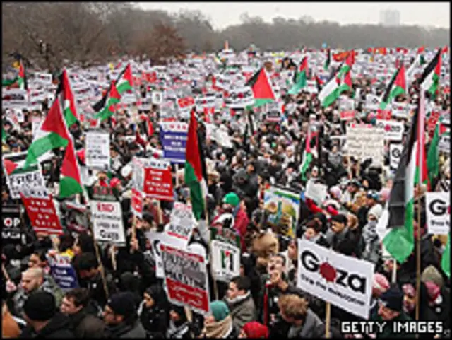 هایدپارک لندن صحنه برگزاری تظاهراتی علیه جنگ در غزه بود که شب هنگام مقابل سفارت اسرائیل به خشونت گرایید