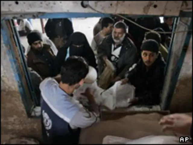 توزیع مواد غذایی بین ساکنان غزه