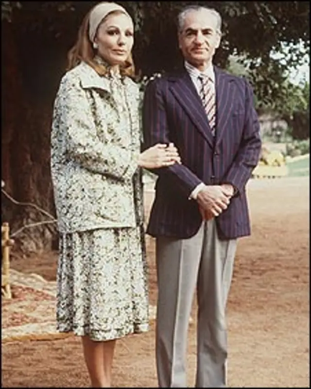 شاه در سال 1337 با فرح دیبا ازدواج و تا پایان عمر با او زندگی کرد.