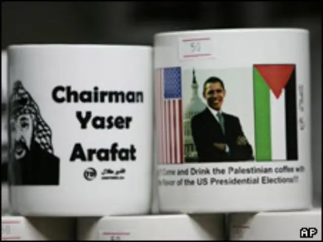 تصویرهای اوباما و عرفات بر فنجان در فروشگاهی در شهر غزه