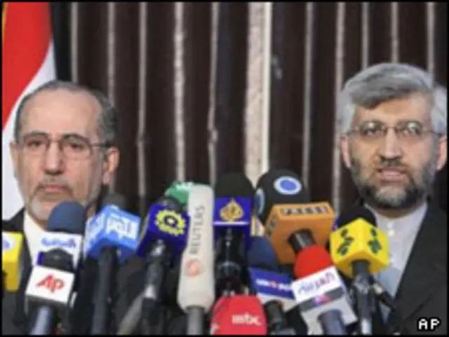 موفق الربیعی، مشاور امنیت ملی عراق (چپ) از احتمال محاکمه تعدادی از اعضاء سازمان مجاهدین سخن گفته بود