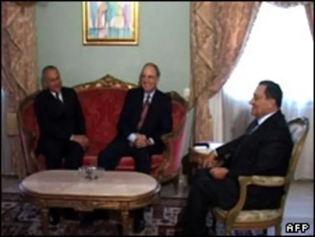 حسنی مبارک (راست) و میچل (وسط)