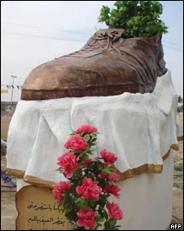 Escultura de sapato de bronze em Tikrit