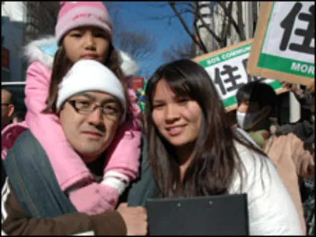 Ricardo Suzuki com a esposa Daiane e a filha Bruna (foto: Ewerthon Tobace / BBC Brasil)