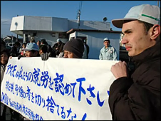 Manifestação de brasileiros em Kosai (Foto: Ewerthon Tobace/BBC Brasil)