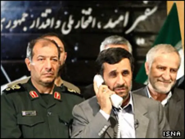 احمدی نژاد در مراسم پرتاب ماهواره امید ملی