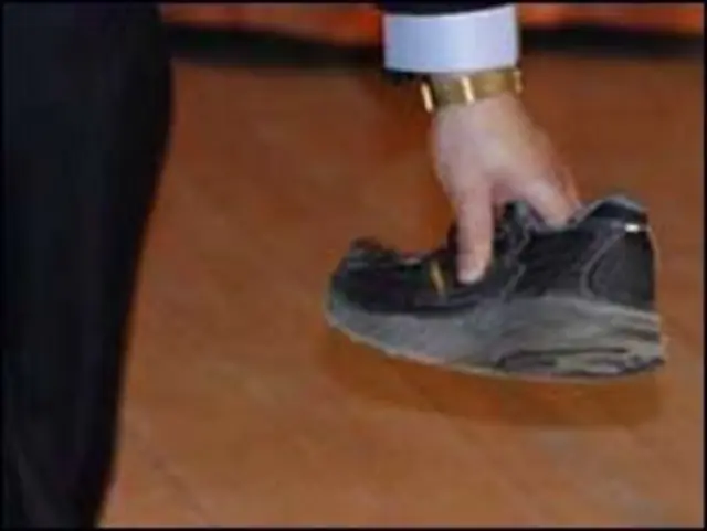 Segurança recolhe tênis atirado por estudante