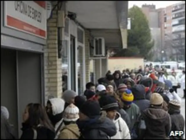 Fila de desempregados em agência de empregos na Espanha