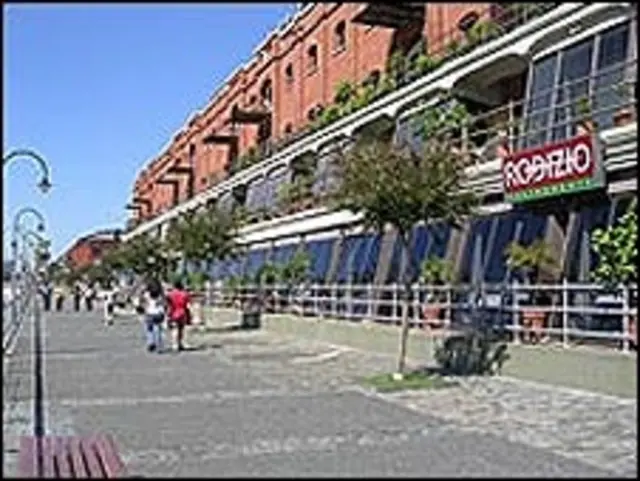 Restaurantes no bairro de Puerto Madero, em Buenos Aires (arquivo)
