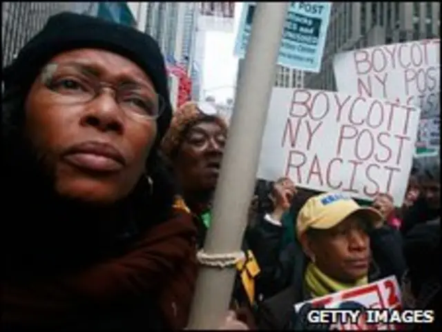 Manifestantes em frente ao 'The New York Post'