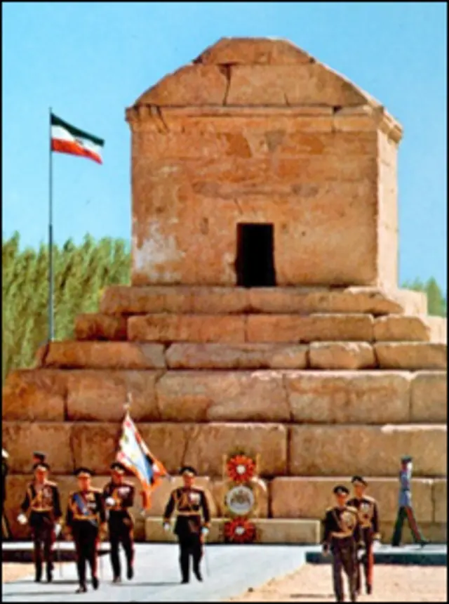 منشور کوروش ۳۷ سال پیش در جریان جشن‌های ۲۵۰۰ ساله برای نمایش در ایران از موزه بریتا‌نیا خارج شد