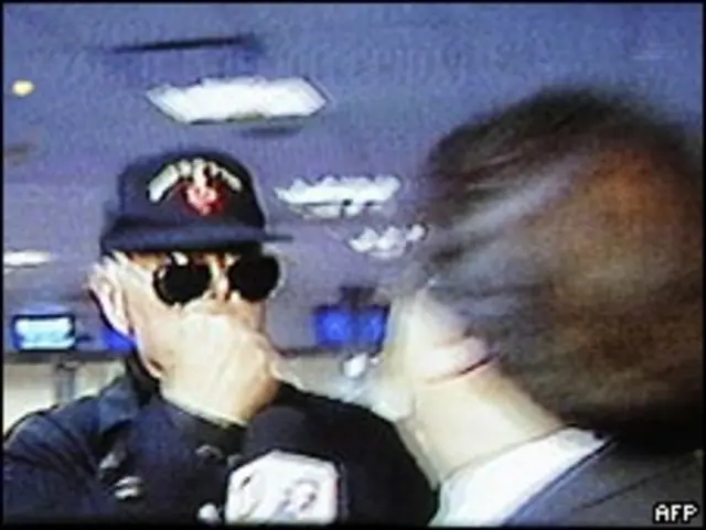 Imagem de canal argentino mostra Richard Williamson no aeroporto