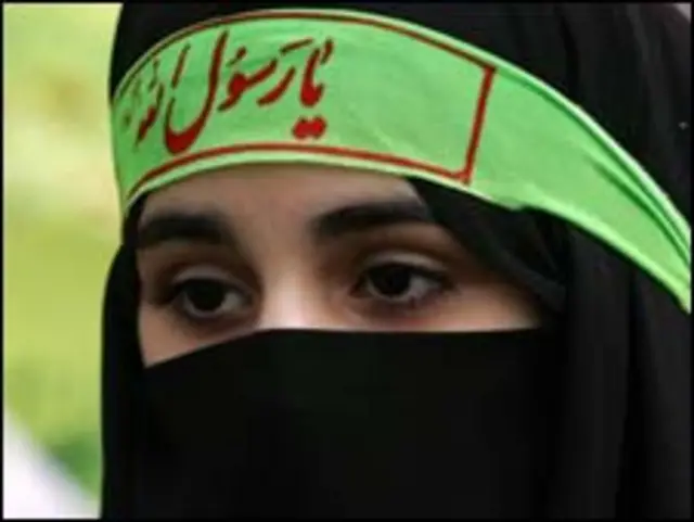 Cô gái Iran trùm khăn Hồi giáo