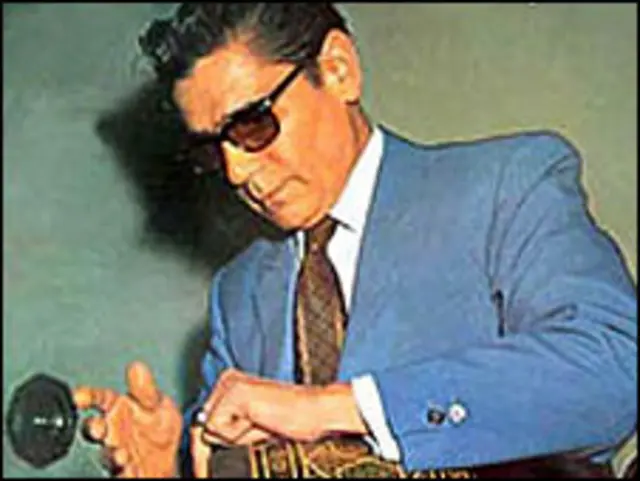 در زمان حسین تهران، تنبک نوازی کاری زشت و سخیف به شمار می آمد و مردم از تنبک نوازان به چشم لوطیان دوره گرد می نگریستند. 