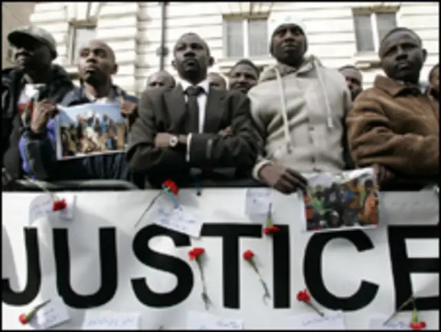 اعضای جامعه دارفوری در مقابل سفارت سودان در لندن به یاد قربانیان، یک دقیقه سکوت کردند.