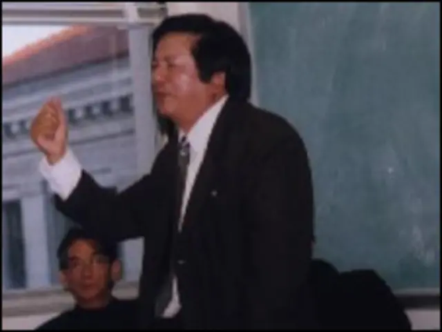 Nhà thơ Trần Mạnh Hảo đang đọc thơ (ảnh chụp năm 2002)