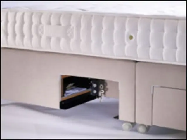 Cofre embutido na cama (Foto: Divulgação/Feathers & Black)