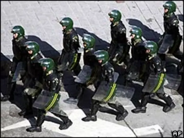 Cảnh sát TQ đi tuần tại Tứ Xuyên