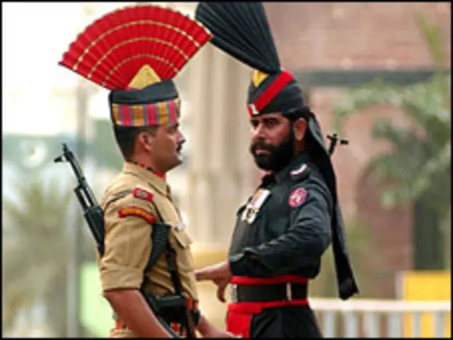 واہگہ سرحد پر بھارتی اور پاکستانی گارڈز