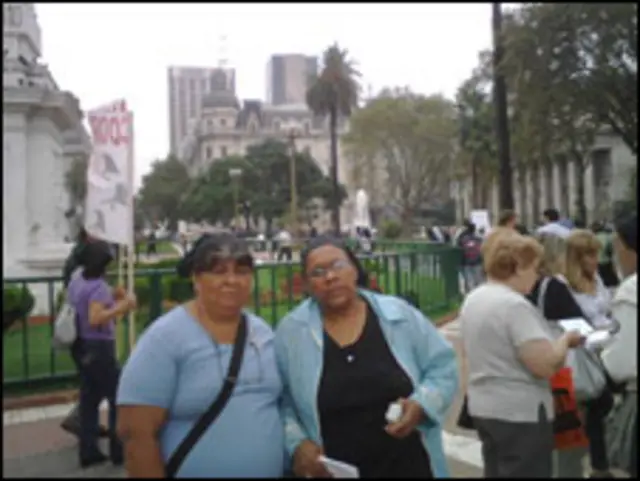 As mães de lenços negros Rita Díaz e Graciela Mirta Izquierdo. Foto: Marcia Carmo