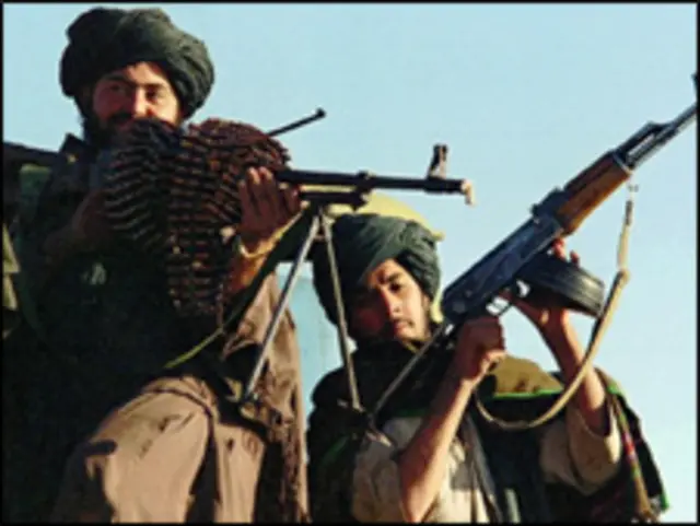 امی نے بتایا کہ طالبان مسلح نظر آ رہے تھے لیکن وہ گاڑیوں کی تلاشی نہیں لے رہے تھے