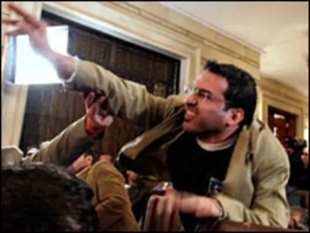 آقای الزیدی بلافاصله بعد از پرتاب کفش بازداشت شد