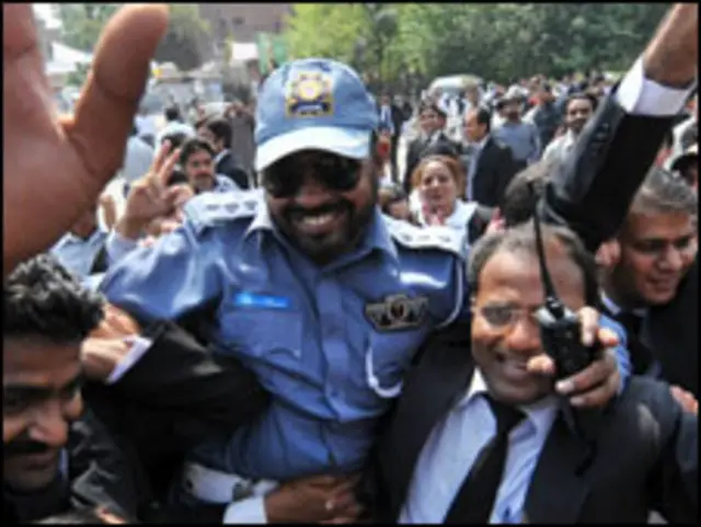 وزیر اعظم یوسف رضا گیلانی کے اعلان کے بعد ملک میں خوشی کی لہر دوڑ گئی