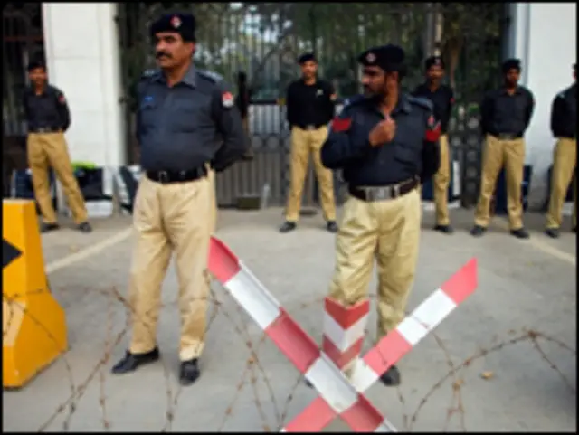 پولیس نے لڑکی کے رشتہ داروں کو حراست میں لیا ہوا ہے