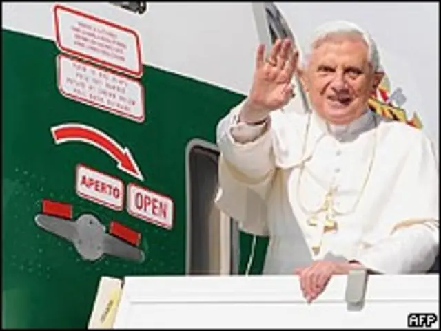 Bento 16 embarca para a África