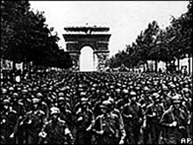 Німецькі війська в Парижі.