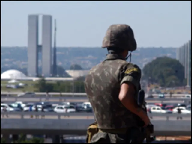 Soldado brasileiro em frente ao Palácio do Planalto, em Brasília (Foto: Elza Fiúza/ABr)