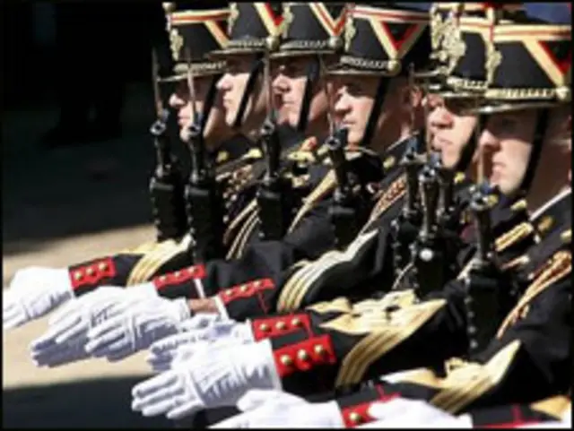 Quân Pháp duyệt binh