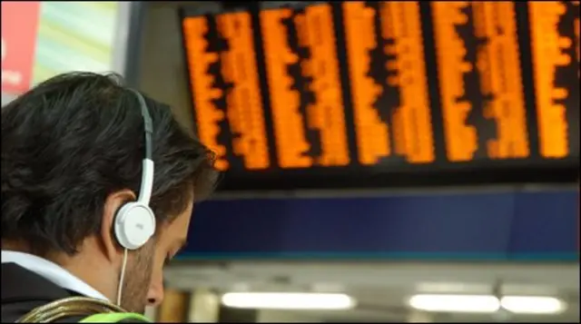 Hành khách trước bảng giờ tàu