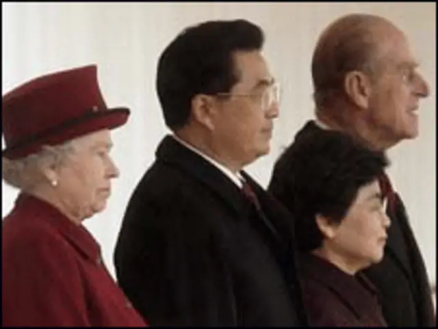 Nữ hoàng Elizabeth II và Hoàng thân Phillip đón vợ chồng ông Hồ Cẩm Đào tháng 11/2005 
