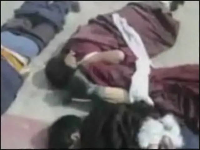 Cảnh người Tây Tạng bị đánh trong video trên YouTube