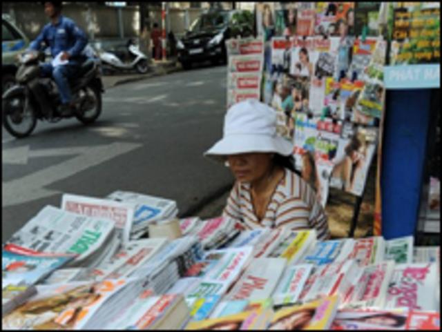 Việt Nam có hàng trăm tờ báo, nhưng nhiều người lo ngại về chất lượng báo in và báo mạng hiện nay