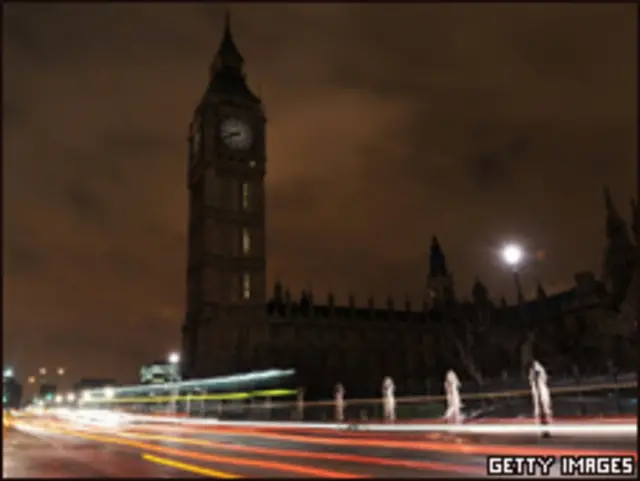 O Parlamento e o Big Ben, em Londres, com as luzes apagadas