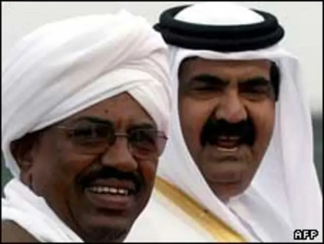 عمر البشیر در فرودگاه دوحه مورد استقبال امیر قطر قرار گرفت