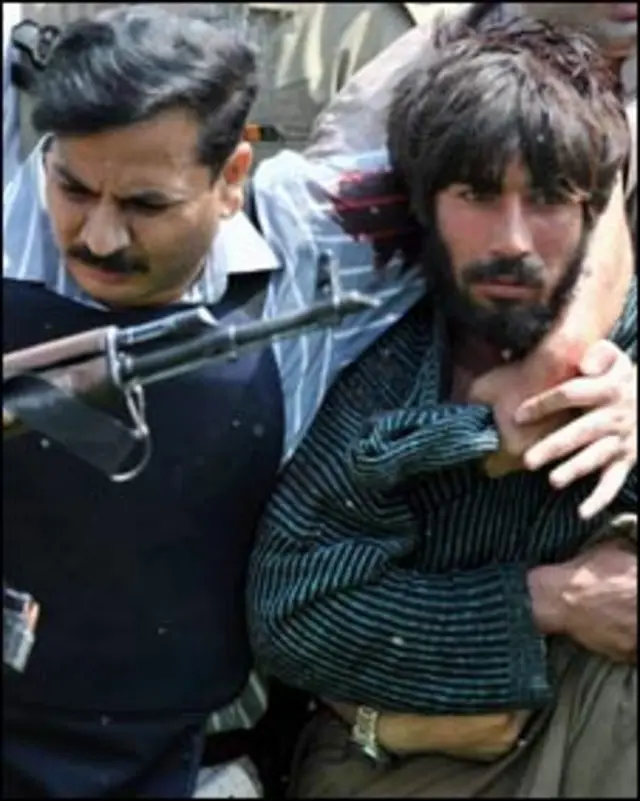 مشتبہ شخص پولیس حراست میں