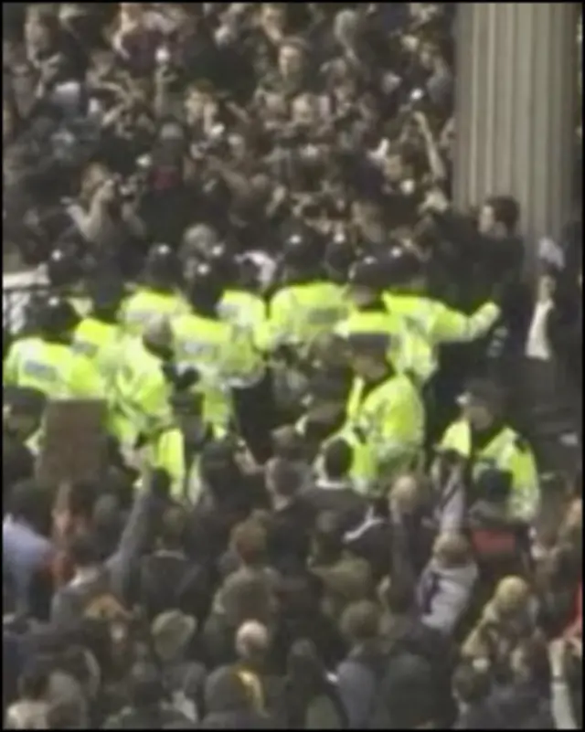 Cảnh sát và người biểu tình