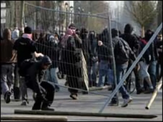 تین سو مظاہرین کو گرفتار کیا جا چکا ہے