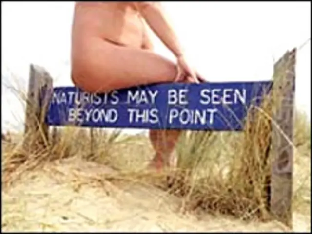 Nudista en una playa