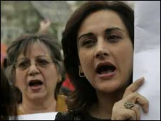  مظاہرے میں شامل چند اور خواتین